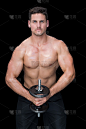 强壮的crossfiters举起沉重的黑色哑铃