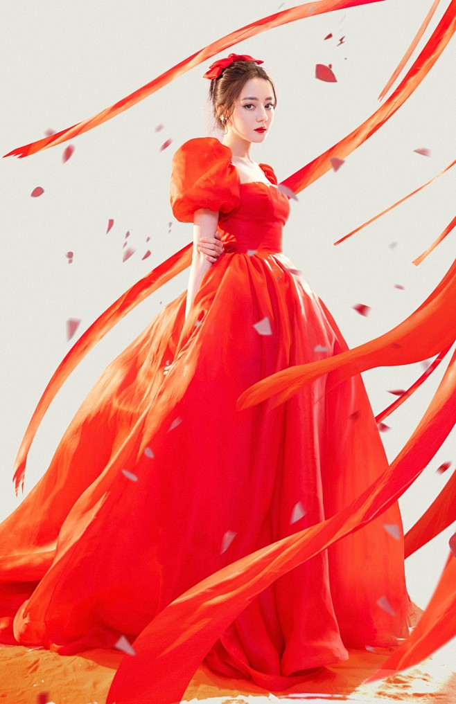 组图：迪丽热巴穿红色长裙勾勒完美身材 泡...