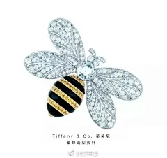 集
 
00:00

微音乐
微音乐
    
词
×

芭莎珠宝
上传于 4月27日 18:00
来自 微博 weibo.com
#风格珠宝箱# 马上就要立夏啦，小蜜蜂元素最近也受到了不少宠爱，不管是Gucci的小蜜蜂运动鞋，还是Dior的一枚小小的宽包带斜挎包上一只小蜜蜂，都从头到尾火了一把，而Lanvin一早就用它诠释酷炫而棱角分明的金属风格配饰……为何所有大牌都情系小蜜蜂，事实上这只不起眼的小昆虫在整个时尚界都有着至尊 ​​​​...展开全文c
转发 19
评论 1