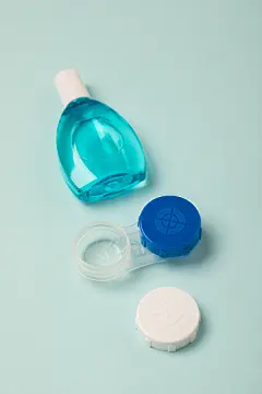 隐形眼镜盒眼药水护眼爱眼日近视眼摄影图