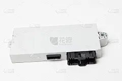 汽车发动机的塑料控制单元，白色背景上的黑色元素-连接中心的各种子系统，组件和组件。备件供出售的目录上
