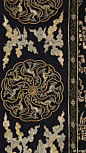 清 乾隆 雪灰色缎绣四季花卉花篮纹夹袍

这是乾隆朝后妃的吉服，非常温柔的一件吉服袍。上面以花篮配飘带构成团花图案，间以折枝花卉的纹样。
花朵刺绣极其逼真，有百合、萱草、木绣球、牡丹、海棠、万寿菊、玉兰、石榴、虞美人、兰花、秋海棠、石竹、牵牛、南天竹、腊梅、芍药、荷花、蓼花、山茶、白 ​​​​...展开全文c
