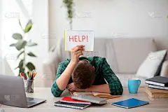 疲惫的学生在求助牌上寻求帮助
