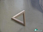 看这个三角是直立的，还是平放的？