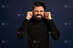 留着时髦头发的年轻人捂住耳朵大喊大叫。因为和女友或父母争吵而变得歇斯底里。不想再听下去，就张嘴尖叫