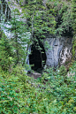 石灰岩山上的洞穴