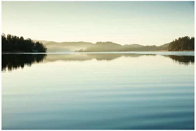 冷色调湖水