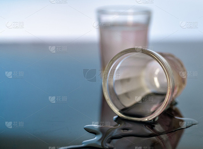 小酒杯被打翻了/掉了/洒了