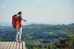 年轻女性张开双臂，欣赏着大自然正能量的视角。自然，能量，快乐，概念