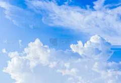 自然的镜头眩光和辐射射线在湛蓝的天空，云。适用于背景、 背景、 壁纸、 显示和图稿设计.