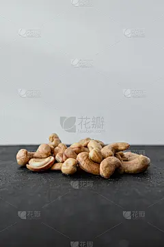 一把烤腰果在黑色背景上