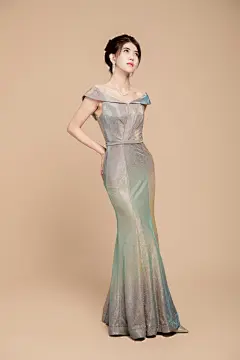 站立全身照银色晚礼服名媛女性人物摄影图