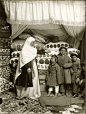 1900年哈萨克人家庭，后面那堆大枕头一样的不知道什么东西看着很可爱 ​​​​