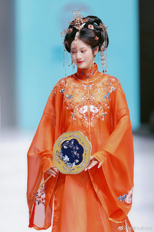 华裳九州超话 华裳九州 华裳秀典 2020成都站走秀图集三十三 苏子衿汉服