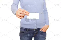 手里拿着一张空名片