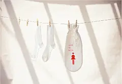 医院——让白布来传达洁净
这个作品是原研哉大师。在这个作品中，最突出的是，所有标识都是布的，而且还是白色。首要原因是，原研哉考虑到在该院的大多数人是产前的孕妇和产后哺乳的母亲，而不是伤病人员，她们需要放松，需要一种宜人的空间。
布基本上都是软的，传达出一种柔和。白布易脏，故所有的标识均被设计成易拆装的，松紧带让事情变得简单，一旦脏了，马上就可以送去洗并换成干净的。
一间产科医院有友好的气氛很重要，但还有什么能比超级洁净更重要呢？医院坚持保持标识是干净的，其为病人与访客着想达到了最严格的卫生标准，这就为产前