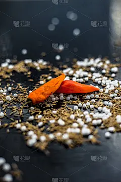 将土豆和西米球与红辣椒一起放在木质表面。