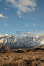多云的早晨天空，雪山的山峰