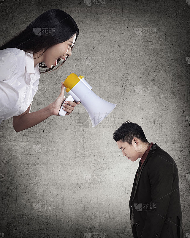 业务领导通过扩音器向下属下达命令