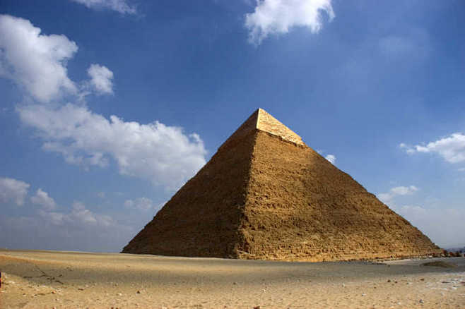 蓝天白云下的古埃及巨大金字塔-macw图...