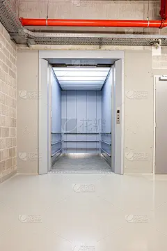 打开大厅的电梯_5158684287