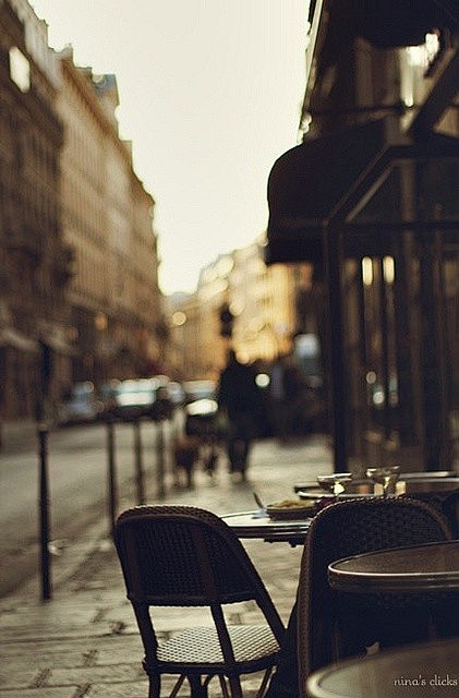 我多么想和你再见一面，在街角的咖啡店。