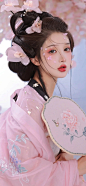坠花湮，湮没一朝风涟。
花若怜，落在谁的指尖。
采集@别致的七