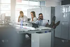 指挥中心的人在用座机通话。办公室的接线员。