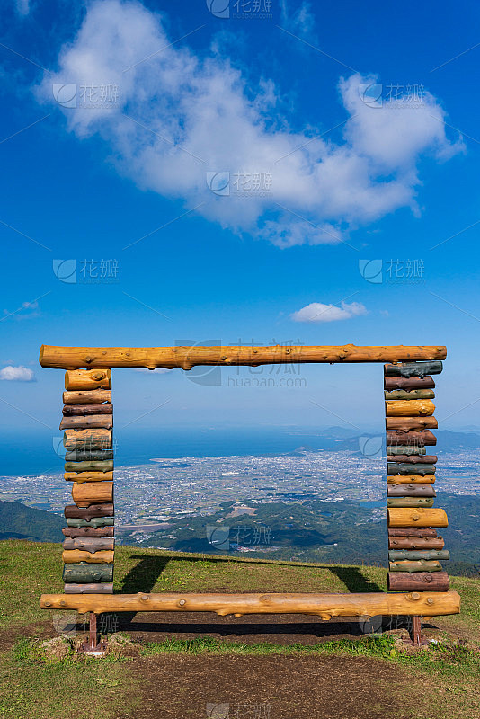 这是日本香川县加农寺市山顶上的一个热门旅...