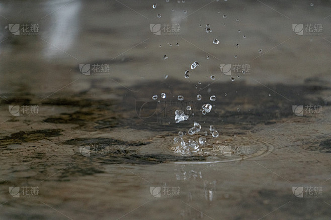 雨点滴落在地上，像花朵一样散开。用高速摄像机拍摄了倾盆大雨和慢动作气泡的特写镜头。用高速电影摄影机拍
