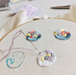 antsally 在 Instagram 上发布：“. サテン、きれいだな〜 布に通す度にボソボソになるので普通の刺繍糸よりはるかに扱いにくい奴だけど、あんまりつやつやできれいなもんで多用してしまいます きょうもカイシャで作業 早く作品の写真撮りたいなぁ . 7/13…”