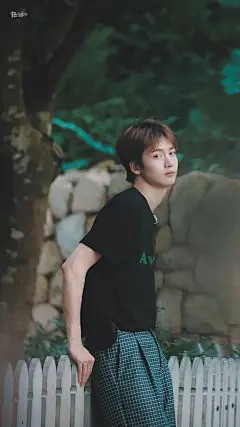 我好像又回到了穿着校服 
每天六点半急匆匆拎着早餐袋狂奔去教室的年纪。
进了走廊我偷偷放慢脚步 
捋了捋被风吹乱的刘海 
​却不知这一切被他尽收眼底
