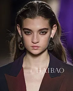 若隐若现的性感游戏！Roberto Cavalli 2018秋冬男女装秀，海报网带你亲临2018秋冬米兰时装周