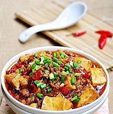 【鱼香嫩豆腐】1.锅内热油，放入猪绞肉小...