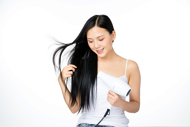 吹头发美女，图片来源摄图网
