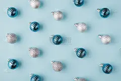 特写照片的迷你玩具树球躺在直线孤立的彩色蓝色背景