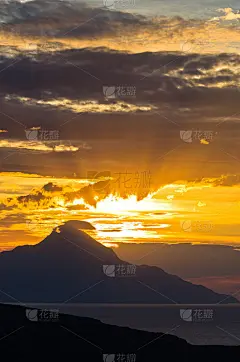 阿陀斯山附近的希腊爱琴海海岸