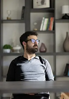 沉思的，陷入思绪中的，正在经历抑郁的人图片下载