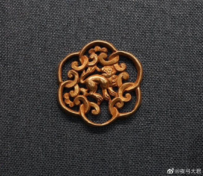 图1、2，唐代金饰上的卷草纹缠绕勾连成宝相花纹内填兽纹，图3明代雕漆盘上的如意纹与方圆勾套成一体内填龙纹的构图和唐代一脉相承，明末西厢记版画的 ...