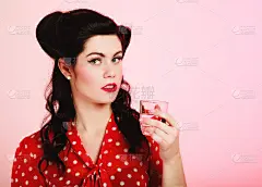 复古。海报女郎拿着一杯水喝