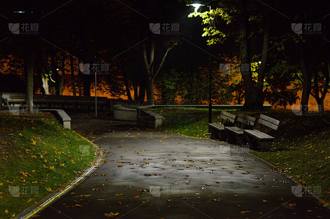 夜晚，城市公园里的小路和木凳。