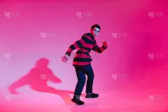 在工作室里跳现代舞的年轻人。霹雳舞一样。舞蹈学校的海报。副本的空间。战斗竞争声明。粉色和蓝色背景。