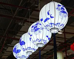 夜 色

位置：三期 531
品类：经典灯饰
风格：混搭/东南亚/中式
品牌简介
深圳市国色天香灯饰有限公司以传统手工艺为基础，大胆创新，着力打造适应当前市场需求的新中式工艺饰品，创造出多个系列的产品：工艺灯饰、手绘灯饰、漆画屏风、家具、摆件，同时，公司还着重于老家具、老摆件的收藏和销售。
国色天香以其深厚的文化底蕴、新颖别致的设计、严格精湛的工艺，展示出非凡的装饰效果，受到国内众多设计公司和用户的肯定和青睐，公司还长期为大型酒店、酒楼、会所、艺术场馆提供配套的产品设计和制作。
国色天香将坚持“民族的、传