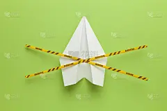绿色背景的纸飞机正在检疫中。取消民航和旅游航空航班。航空旅行危机