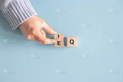 手把木头方块的表达“IQ”(智商)变成“EQ”(情商)。