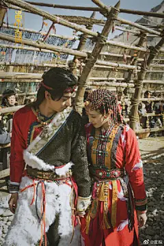 #超适合做壁纸的剧照#
电视剧《东宫》啊！！
随便一张都可以做壁纸，绝美！！
一只狐狸啊，它坐在沙丘上
坐在沙丘上瞧着月亮…… ​​​​