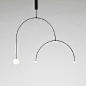 由Michael Anastassiades设计的灯具Mobile Chandelier系列，表现了纤细的极简线条以及与其相对应的静谧平衡感。#极简#