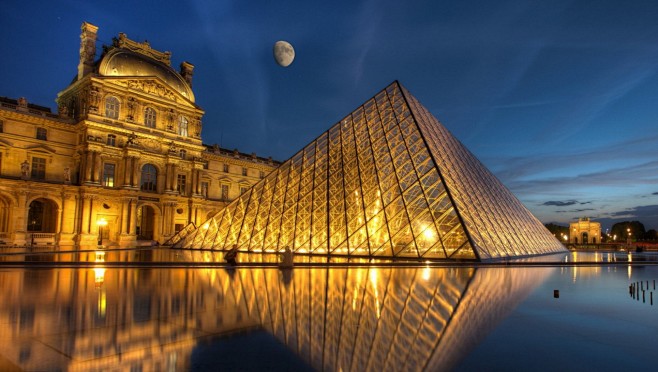 法国巴黎卢浮宫夜景