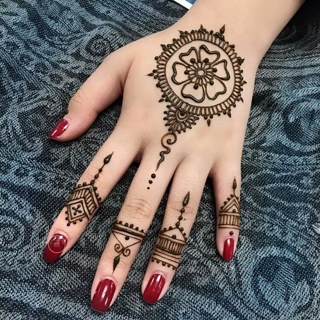 印度海娜纹身，是一种以植物叶子为材料的手...