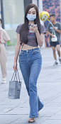 喇叭牛仔裤 苗条美女 (1)